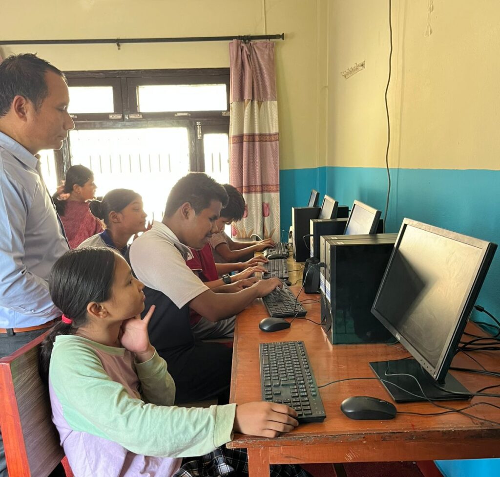 Die Kinder lernen mit unterstützenden Softwares wie Vorleseprogrammen den Computer zu bedienen.