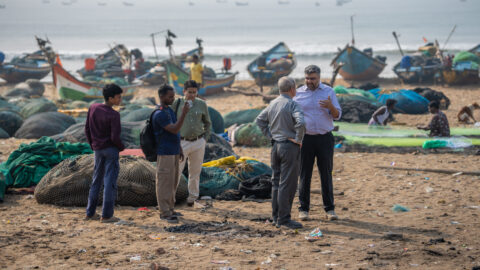 Besprechung des Abfallmanagements am Strand von Penthakata