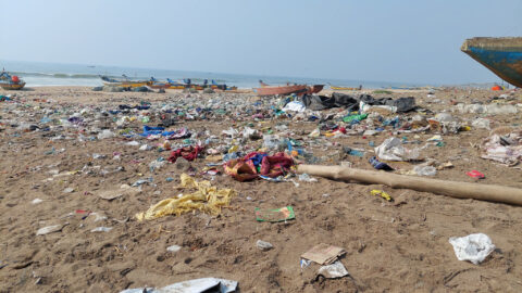Abfallmanagement in Penthakta am Strand